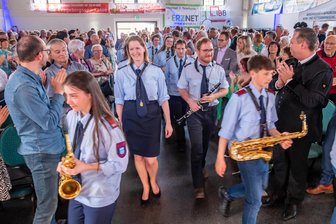 Festkonzert des Musikkorps der Stadt Olbernhau ist Auftakt für viertägige Feier - Unter dem Applaus der Gäste zogen die Musikanten ins Treibehaus ein.