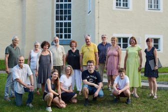 Festkonzert zum Abschluss 800 Jahre Kleinschirma: Ensemble der Generationen mit Bach, Mozart und Mendelssohn - Der Projektchor „Ensemble Generationen“ mit Leiter Wolfgang Eger (stehend links) bereitet sich auf das Festkonzert zu 800 Jahre Kleinschirma vor.