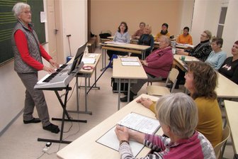 Festliche Töne in Hermsdorf: Chor präsentiert die besten Weihnachtslieder - Hinter dem Frauenchor liegen viele Proben. Seit Dezember vergangenen Jahres im neuen Chorraum.