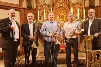 Festlicher Höhepunkt: Posaunenchor von Bad Elster feiert sein 60-Jähriges - Ehrung für langjährige Mitglieder: Im Foto: (von links) Ulrich Grahl (40 Jahre), Heinrich Drechsler (50 Jahre), Alexander Grahl (20 Jahre), Klaus Kockisch (50 Jahre) und Martin Schwarzenberg (50 Jahre), nicht im Bild ist Lukas Winkel (10 Jahre).