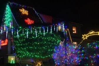 Festliches Leuchten verbreitet weihnachtliche Stimmung - Geschmücktes Haus der Familie Kluge in Obergruna.