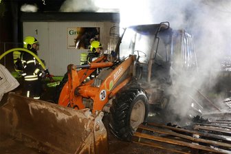 Festnahme nach Brand auf Chemnitzer Baustelle - In Chemnitz hat ein Baufahrzeug gebrannt. Die Flammen griffen auf die Baustelleneinrichtung über.