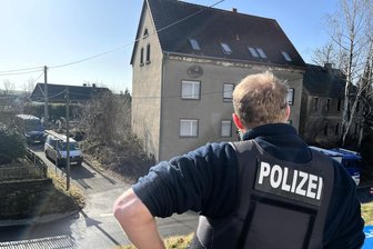 Festnahme nach Drogenfund bei Rochlitz: Polizei entdeckt in Zettlitz 400 Cannabispflanzen - Verdächtiger in Haft - Die Polizei ermittelt zu einem Drogenfund in Zettlitz. 400 Cannabispflanzen wurden entdeckt.