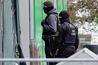 Festnahme nach Schusswaffenfund - In Olbernhau hat es am Mittwoch in den frühen Morgenstunden zwei Festnahmen gegeben. Das Sondereinsatzkommando durchsucht auch das Firmengelände des ehemaligen AfD-Stadtrats.