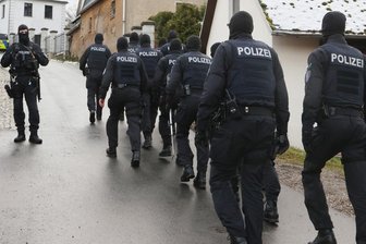 Einsatzkräfte der Polizei laufen zum Jagdschloss Waidmannsheil, während der Durchsuchung durch die Polizei. Die Bundesanwaltschaft hat am Mittwochmorgen mehrere Menschen aus der sogenannten "Reichsbürgerszene" im Zuge einer Razzia festnehmen lassen. Zahlreiche Beamte seien in mehreren Bundesländern im Einsatz, sagte eine Sprecherin der Karlsruher Behörde.