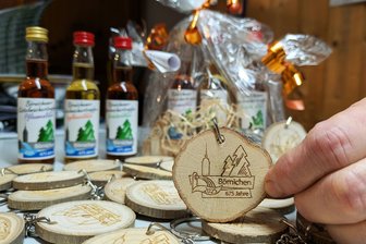 Festplaketten für Börnichener 675-Jahr-Feier sind schon jetzt gefragt - Neben den „Kistelmachertropfen“ sind auch die Festplaketten fürs Börnichener Jubiläum schon jetzt zu haben.