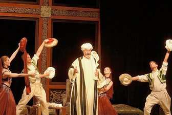 Festspiel-Auftakt mit Oper von Rossini - Mit der Aufführung von Gioacchino Rossinis Oper "Die Italienerin in Algier" durch das Ensemble des J.K. Tyl Theaters Plzen/Pilsen wurden am Freitag im König-Albert-Theater die 22. Chursächsischen Festspiele "Die Weisen der Elster" eröffnet. Im Foto: Szene mit Pavel Lecka als Mustafa.