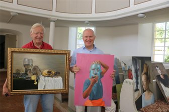 Festspielwochenende in Stelzen: Was malende Musiker und Schwanengesang mit der Gülleorgel verbindet - Zwei malende Gewandhausmusiker: Konrad Lepetit (links) und Matthias Kreher bauen ihre Ausstellung „Mit den Augen hören“ in der Stelzener Kirche auf.