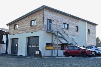 Festtag für Ebmath: Neuer Dorfmittelpunkt eingeweiht - Die Außenansicht der neuen Scheune Dreiländereck.