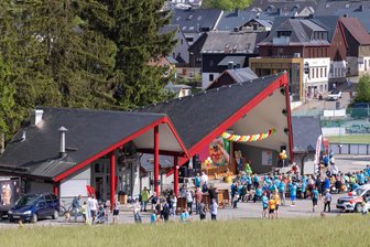 Festtag für die ganze Familie am Fichtelberg: Radsportler und berühmtes Café feiern gemeinsam - An der Freilichtbühne in Oberwiesenthal geht es am Sonnabend hoch her.