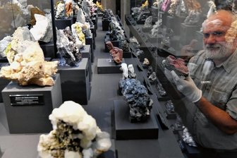 Festtag im Schatzkästchen von Freiberg - Kustos Andreas Massanek an einer Vitrine im Krügerhaus, in der die Besucher Minerale aus dem Erzgebirge bestaunen können.