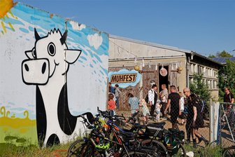 Festtrubel wo einst Kühe im Stall standen: So lief das Muhfest im Niederlungwitz - Auch der Fahrrad-Parkplatz hatte das passende Ambiente.