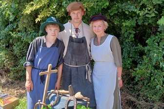 Festumzug im westsächsischen Beiersdorf wird zur Hitzeschlacht: „Allemal besser als Regen“ - Bruno, Marcus und Aline Kunzmann stellten im Festumzug die Familie des Schmieds nach.