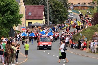 Festumzug in Neuensalz: Das ganze Dorf ist auf den Beinen - Der Festumzug in Neuensalz führte durch das ganze Dorf an der Hauptstraße entlang.