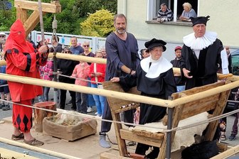 Festumzug in Schönfels: Der Henker ist der Hingucker - Im Mittelalter kannte der Henker keine Gnade, wie dieses Bild im Umzug verdeutlichte.