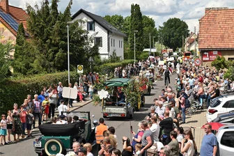 Festumzug und Modenschau mit Jogginganzug: Das waren die Hingucker bei der 850-Jahr-Feier von Wiederau - Wiederau hat 850 Jahre gefeiert. Den Festumzug am Sonntag wollten sich Hunderte Besucher nicht entgehen lassen.