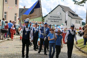Festumzug zum Finale der Festwoche in Mühltroff - Die Mühltroffer Carnevalsgesellschaft Blau Weiß führte den Festumzug an.