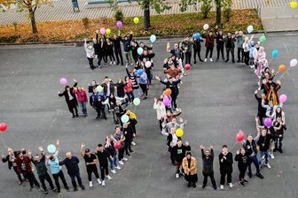 Festwoche: Chemnitzer Abendgymnasium wird 30 - Ehemalige und aktuelle Schüler bildeten die 30, die an die Gründung des Abendgymnasiums 1992 erinnert.