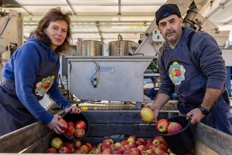 Festwochenende: Ellefelder Kirmes zeigt, wie Früchte zu Saft werden - Wer Glück bei der Apfelernte hatte, konnte seine Früchte an der mobilen Saftpresse in Apfelsaft verwandeln lassen. Ramona und Jan Kurth waren aus Keiselwitz bei Grimma angereist.
