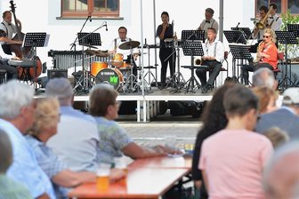 Festwochenende in Freiberg: Von Nachtschicht bis Stadtradeln - Das Eröffnungskonzert des prall gefüllten Wochenendprogramms in der Stadt gestaltete die Little Big-Band des Mittelsächsischen Theaters mit einem beschwingt-launischen Programm am Freitagnachmittag auf dem Obermarkt. Am Sonntag, 16 Uhr eröffnet das Theater am Buttermarkt seine neue Spielzeit.