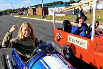 Festwochenende in Stützengrün: Tolle Flitzer an der "Route 169" - In Siegerpose zeigte sich Anna Zimmermann. Über den zweiten Platz in der Wertung des schönsten Fahrzeugs konnte sich Emil Baumgärtel freuen. 