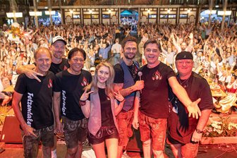 Festzelt, Programm, Bierpreis: Plauener Sternquell-Wiesn bereit für neuen Besucherrekord - Sind bei der Sternquell-Wiesn erneut mit von der Partie: Die Fetzentaler aus Österreich. Die Partyband brachte bei der Wiesn das Plauener Festzelt bereits mehrfach zum Kochen und tritt am Samstagabend und am Sonntagabend auf. Die Vorbereitungen für das Fest vom 6. bis 8. September laufen.
