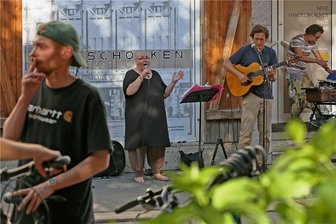 Fete de la Musique in Zwickau: Die Musik bringt das Lächeln zurück - Rebecca Klukas und Knut Kielmann machen mit jazzigen Klängen und Leidenschaft den heißen Abend noch heißer.