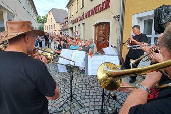 Fete de la musique: Zehn Bands sorgen in Zschopau für Stimmung - Die Zschopauer Körnerstraße wird diesen Samstag, wie hier zu einer früheren Ausgabe der Fete de la musique, wieder zu einer Bühne für Musiker.