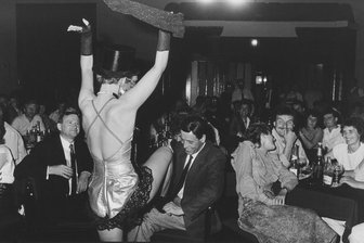 Feten im Osten: Wie in der DDR gefeiert wurde - Da strahlten die Augen: eine Aufnahme von Ute Mahler im Ballhaus Stäudten aus der Serie "Striptease im Osten", fotografiert in Karl-Marx-Stadt in der Zeit von 1988/89. Das Bild ist in der aktuellen Ausstellung "Der große Schwof. Feste feiern im Osten" in Jena zu sehen.