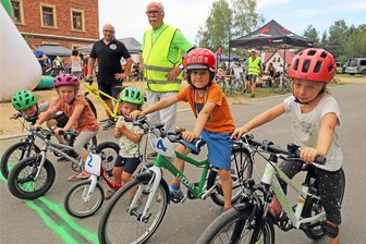 Fette Reifen in Halsbrücke: Fest am Brauhaus am Bahnhof kommt sportlich daher - Die Kinder Mira, Heribert, Justus, Linda und Adam (v.r.) hatten beim Fette-Reifen-Rennen am BAB in Halsbrücke ihren Spaß, ebeso wie Ronny Erfurt (l.) und Hartmut Kern.