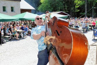Fetzige Musik und Leckeres aus Tschechien zur Spiegelwaldkirmes in Grünhain-Beierfeld - Das Bang Johansen Trio - hier Bodo Martin - sorgte am Pfingstmontag für die musikalische Umrahmung der Spiegelwaldkirmes. 