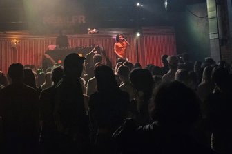 Fetzt Chemnitz? Hunderte feiern Betonblühen im Club Transit - Im Transit am Südbahnhof in Chemnitz fand am Samstag eine große Party zum Betonblühen statt.