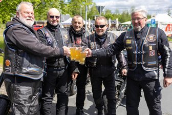 Feucht-fröhlicher Männertag im Raum Freiberg und Flöha: Die 20 schönsten Bilder - Die fünf Biker Ralf, Bodo, Detlef, Micha und Steffen (v.l.) aus Cottbus hielten auf dem Heimweg mal kurz an der Freiberger Brauerei an, sie waren seit Dienstag unterwegs in der Region.