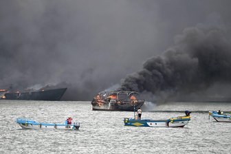 Feuer am Hafen in Ecuador: Mehr als 35 Boote brennen - Im Hafen von Manta stehen mehrere Fischerboote in Flammen.