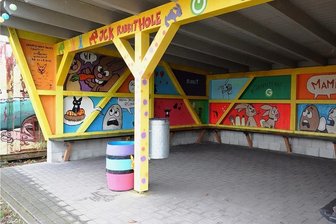 Feuer am Jugendclub:  Brandbeschleuniger im Einsatz - Die beschädigte Schutzhütte wurde inzwischen abgeschliffen und mitfrischer Farbe versehen. 