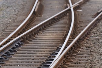 Feuer an Bahnstrecke – stundenlange Probleme im Fernverkehr - Im Fernverkehr wurden wegen des Brandes Züge umgeleitet. (Symbolbild)