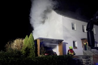 Feuer an Chemnitzer Wohnhaus: Polizei ermittelt wegen schwerer Brandstiftung - In einem Unterstand nahe eines Wohnhauses war es zum Feuer gekommen.