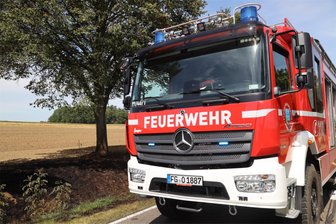 Feuer an der B 173: Bundesstraße zwischen Oberschöna und Oederan zeitweise voll gesperrt - Ein Feldbrand an der B 173 hielt die Wehren von Oberschöna in Atem.