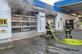 Feuer an einer Tankstelle im Vogtland — Schaden ist groß: Das ist geschehen - Die Feuerwehr Pausa löschte Freitagmorgen einen Brand an einer Tankstelle.