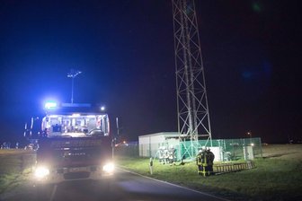 Feuer an Sendemast entzündet - Polizei sucht Zeugen - 25 Kameraden der Feuerwehren Weißenborn und Berthelsdorf und die Werkfeuerwehr Felix Schöller rückten aus.