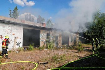 Feuer auf Abrissgelände am Kaßberg - Auf einem Gelände mit einem Abrisshaus ist eine Garage in Brand geraten.
