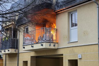 Feuer auf Balkon: Werdauerin verliert kurz vor Weihnachten ihr Zuhause - Auf dem Balkon einer Wohnung im Kirchplatz 12 in Werdau brannte es am Montagnachmittag lichterloh. Die Bewohnerin war nicht zu Hause.