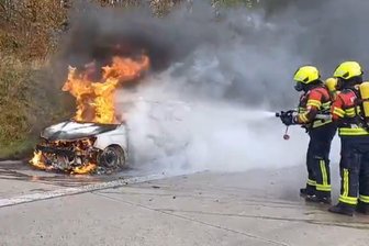 Feuer auf der A4 bei Chemnitz am Feiertag: Pkw brennt lichterloh - Am Vormittag des Buß- und Bettages brannte auf der A4 zwischen den Anschlussstellen Chemnitz Ost und Glösa ein Skoda komplett aus.