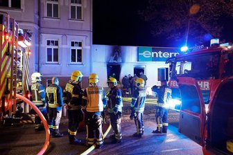 Feuer bei Autovermietung an Chemnitzer Neefestraße - Polizei vermutet Brandstiftung - 