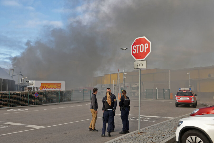 Feuer bei Friweika: Rauchwolke ist kilometerweit zu sehen - 