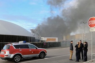 Feuer bei Friweika: Rauchwolke ist kilometerweit zu sehen - 
