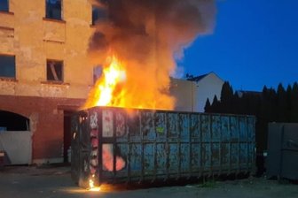 Feuer, blinder Alarm und eine Übung - Dieser Sperrmüllcontainer an der August-Colditz-Straße in Crimmitschau ist am frühen Freitagmorgen in Brand geraten. Durch das schnelle Eingreifen der Feuerwehr konnte eine weitere Ausbreitung des Feuers verhindert werden. Die Brandursache ist noch unklar, die Polizei ermittelt.