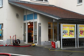 Feuer bricht in Getränkemarkt in Neukirchen aus - 