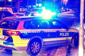 Feuer durch Böller ausgelöst: Aufmerksamer Anwohner verhindert in Plauen Schlimmeres - Die Polizei (Symbolbild) war in der Nacht zum Samstag in Haselbrunn, nachdem dort unbekannte Böller gezündet und damit einen Brand verursacht hatten.