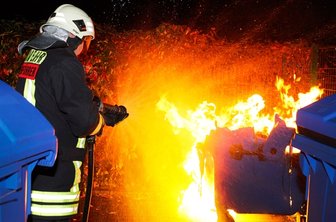 Feuer erfasst Wohnhaus - 